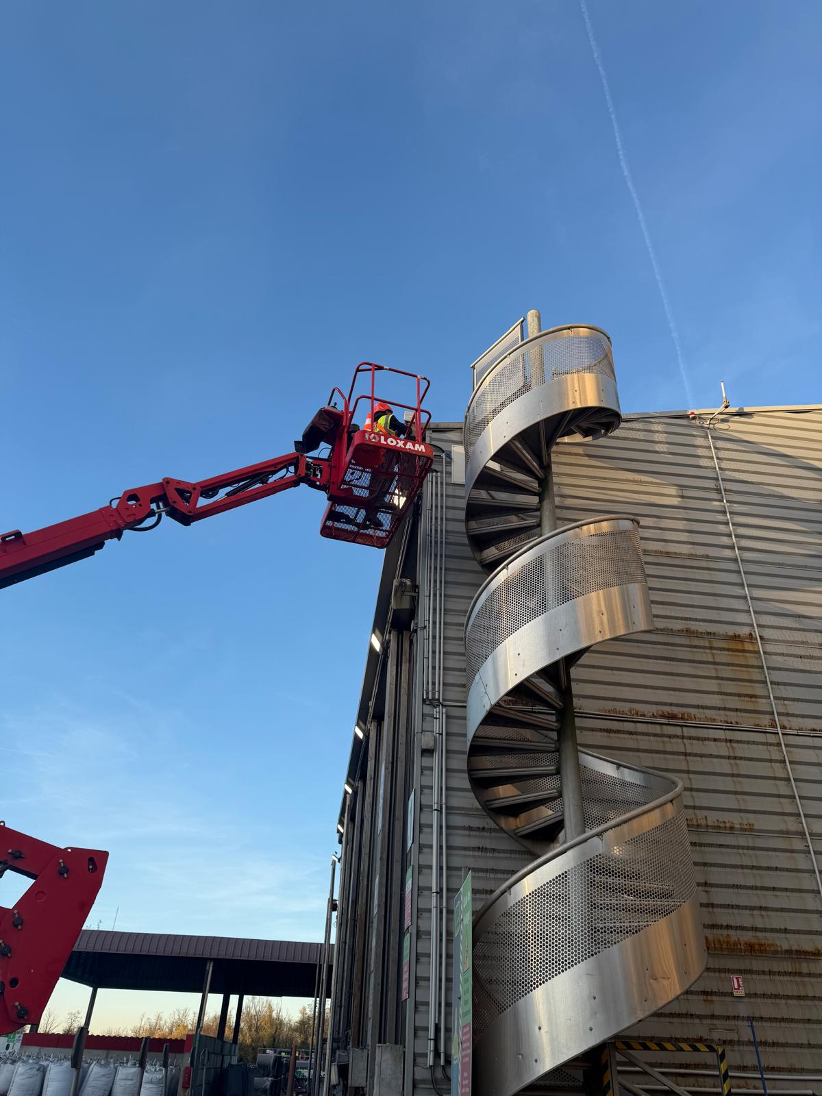 Pose caméra façade entrepôt — 2M Building